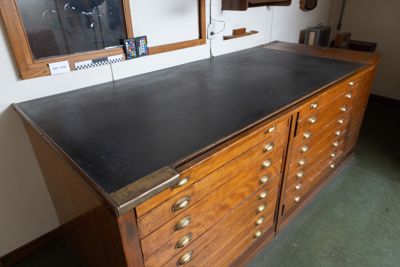 Foto Tavolo grande con 16 cassetti IGB-007230_20250416_004.jpg